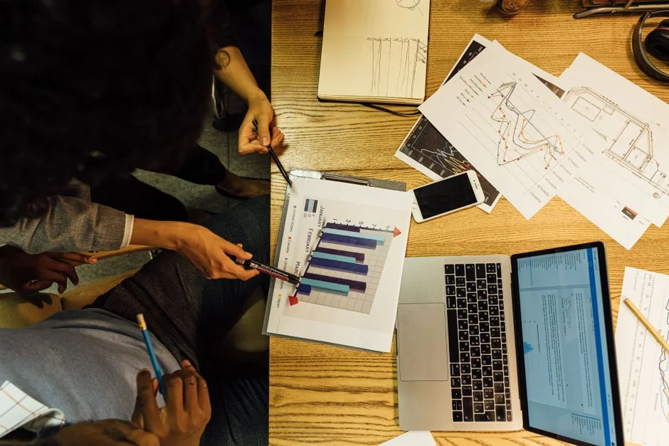 Gros plan sur une page de carnet portant l’inscription manuscrite Social Media Marketing.