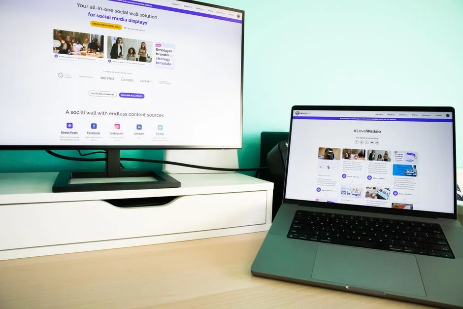 Post-it contenant des idées de marketing pour les fêtes, destinées aux campagnes de Noël sur les réseaux sociaux et par e-mail.